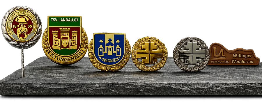 Auswahl individuell gestalteter Pins und Broschen